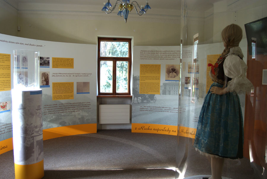 výstava Olga, panely s vitrínami